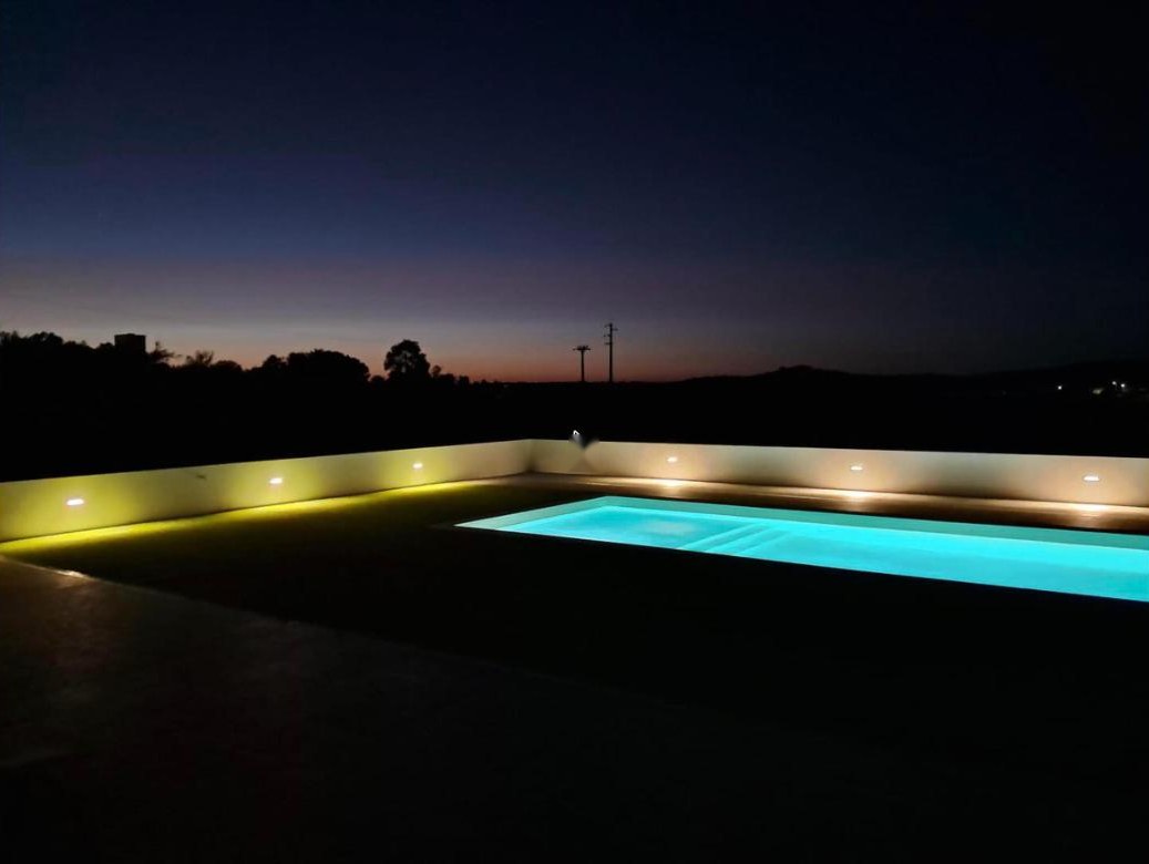Piscina iluminada ao anoitecer