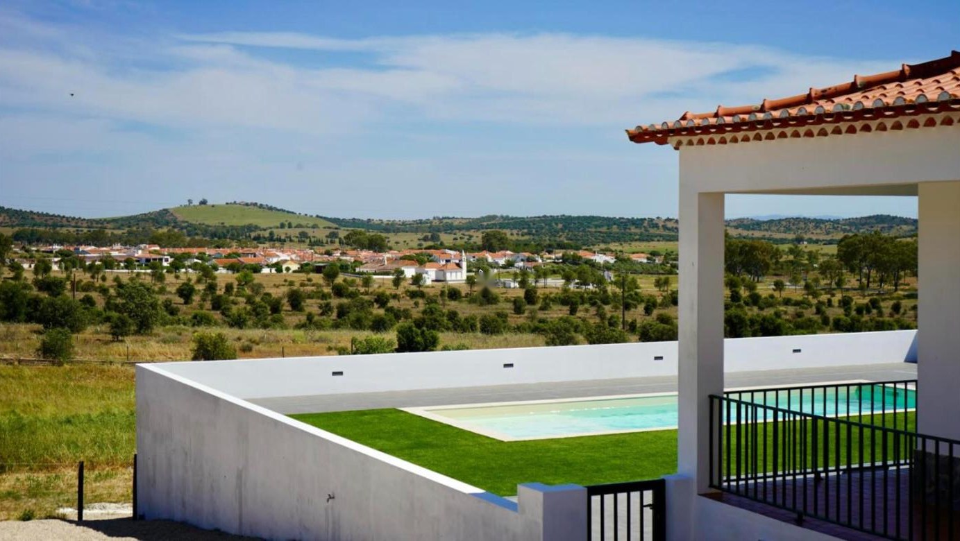 Piscina da Vila Dias com vista sobre os campos de Mértola